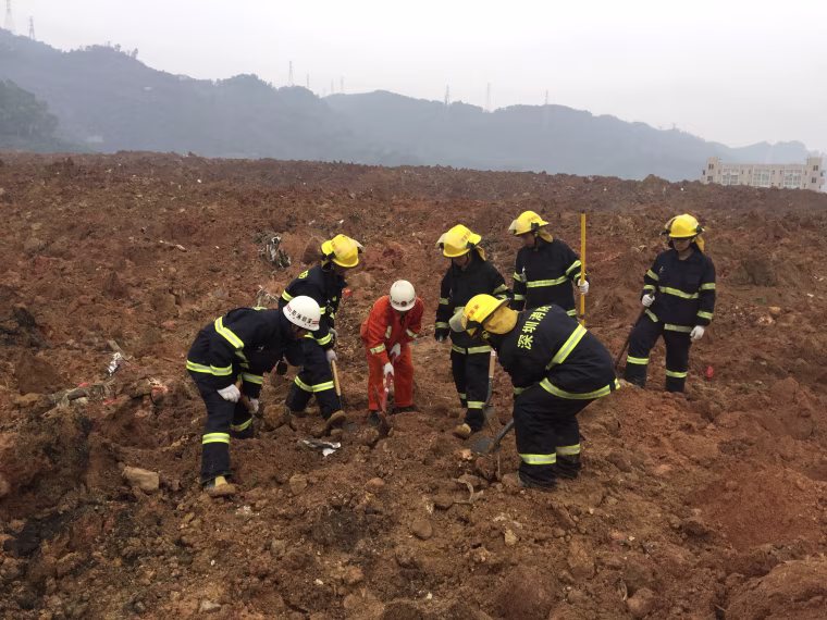 Image: Rescuers search for survivors at the site of a landslide at an industrial park in Shenzhen