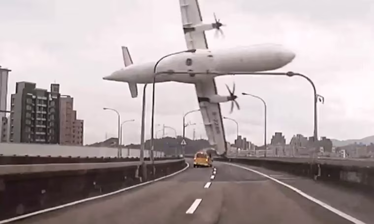 Image: TransAsia ATR 72-600 turboprop plane clips an elevated motorway