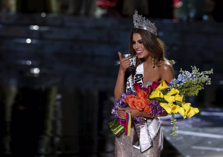 Image: Miss Colombia Ariadna Gutierrez gives a thumbs up after initially being crowned as the winner during the 2015 Miss Universe Pageant in Las Vegas