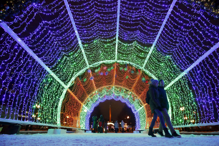 Image: Couple walks through decorations for upcoming Christmas and New Year celebrations in central Moscow