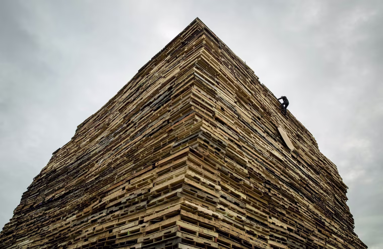 Image: Bonfire preparations for New Year's eve in Scheveningen