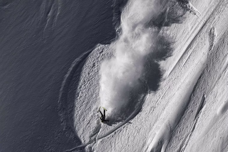 Image: U.S. skier Martin Lentz falls as he rides the wild face of l'Aiguille Pourrie