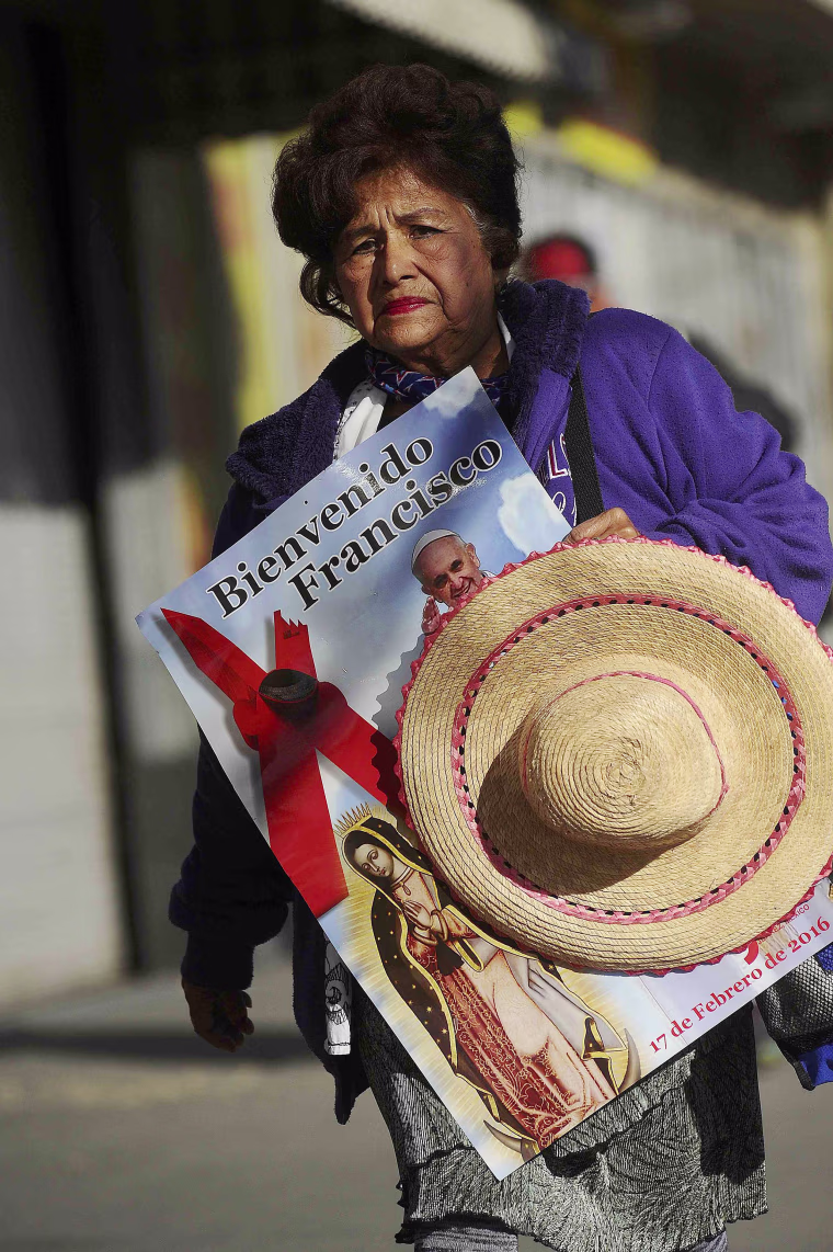Image: Rufina Duran walks to the border to attend a mass with Pope Francis in El Paso