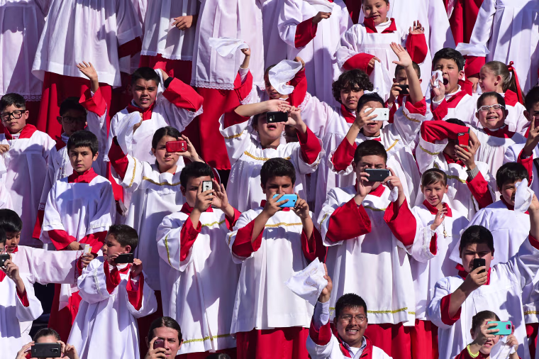 Image: Altar boys cheer as Pope Francis arrives in Ciudad Juarez