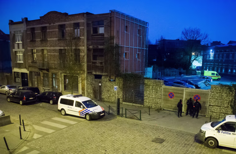 Image: Police raid on terror suspects in Brussels suburb