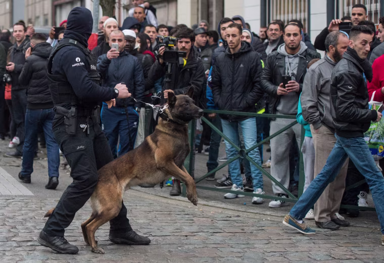 Image: Police raid on terror suspects in Brussels suburb