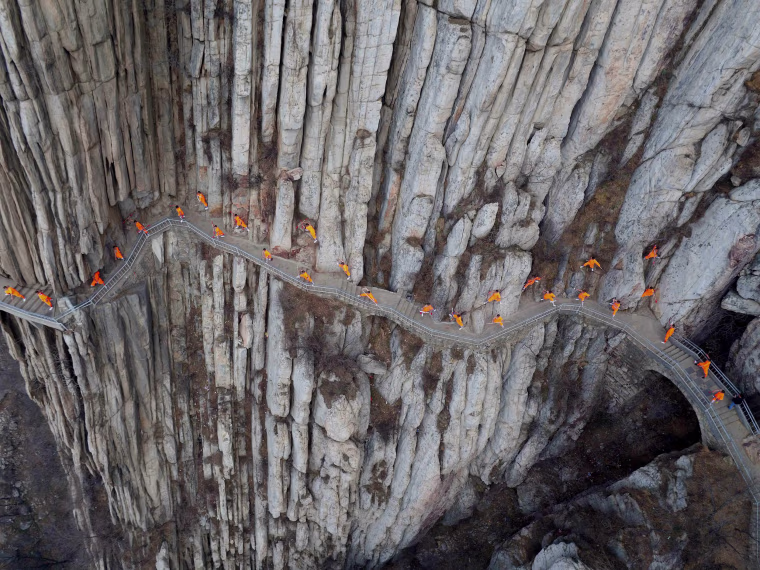 Image: Kung fu practitioners demonstrate their skills on cliff in China