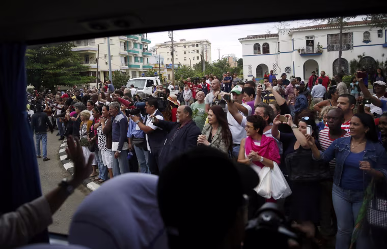 Image: Cubans line the road to see the motorcade of U.S. President Barack Obama in Havana