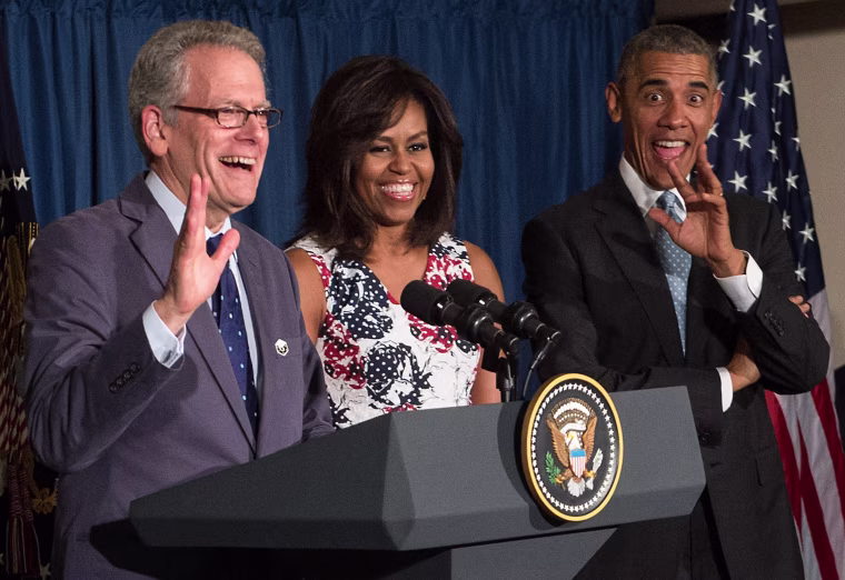 Image: Obama meets with embassy staff in Havana