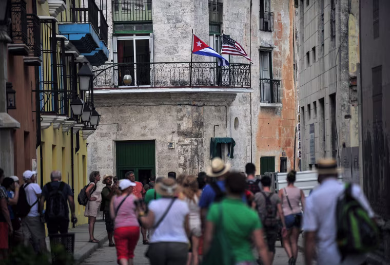 Image: Tourists and Cubans wait for the arrival of President Barack Obama