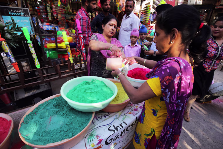 Image: People shop for Holi in Amritsar