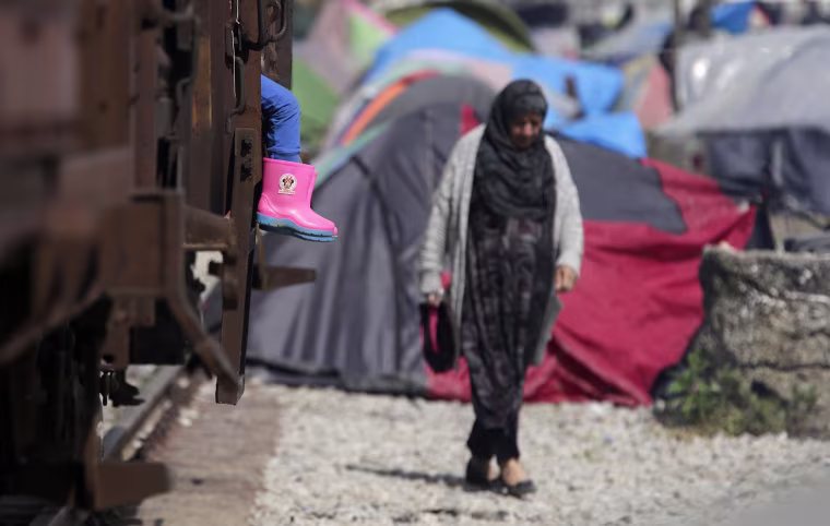Image: Migrants stuck at Greek-Macedonian border
