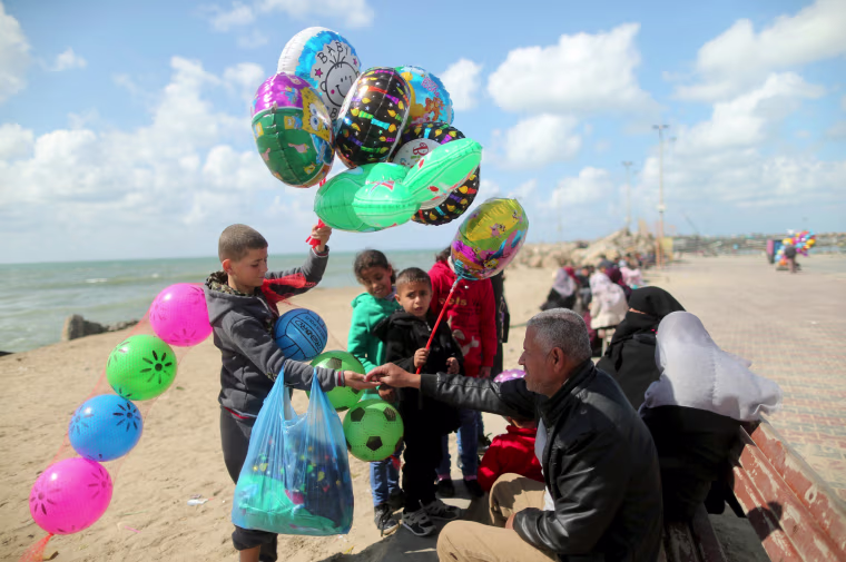 Image: The Wider Image: Child labour in Gaza