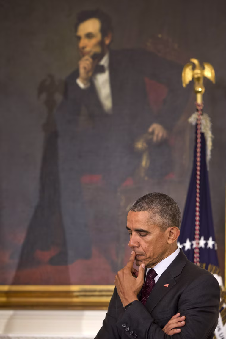 Image: President Barack Obama pauses in front of a painting of Abraham Lincoln