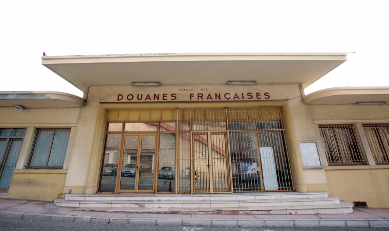 Image: The old border checkpoint at the French-Italian border in Menton, France
