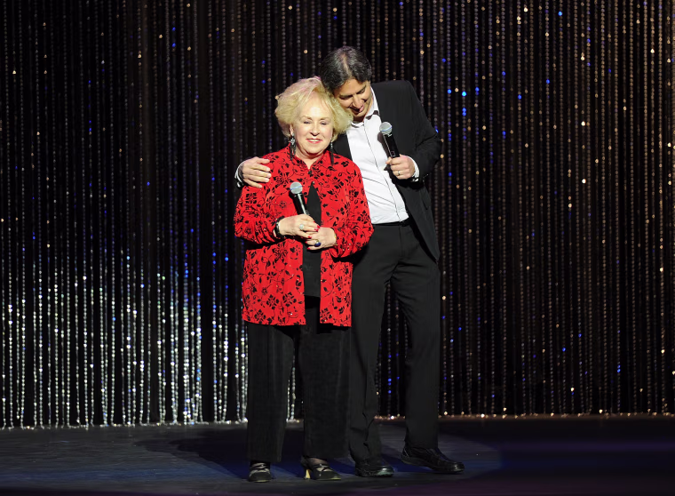 Image: Actress Doris Roberts and Host Ray Romano