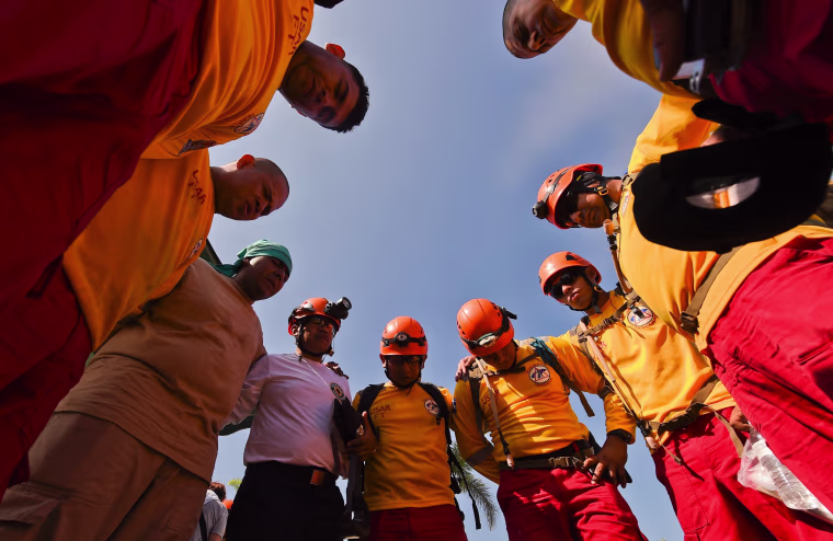 Image: Honduran rescue crew in Manta, Ecuador