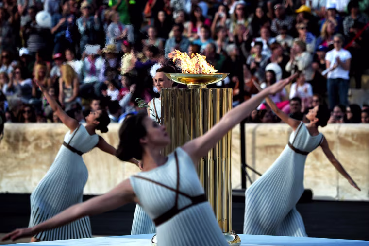 Image: TOPSHOT-GREECE-OLY-2016-HANDOVER