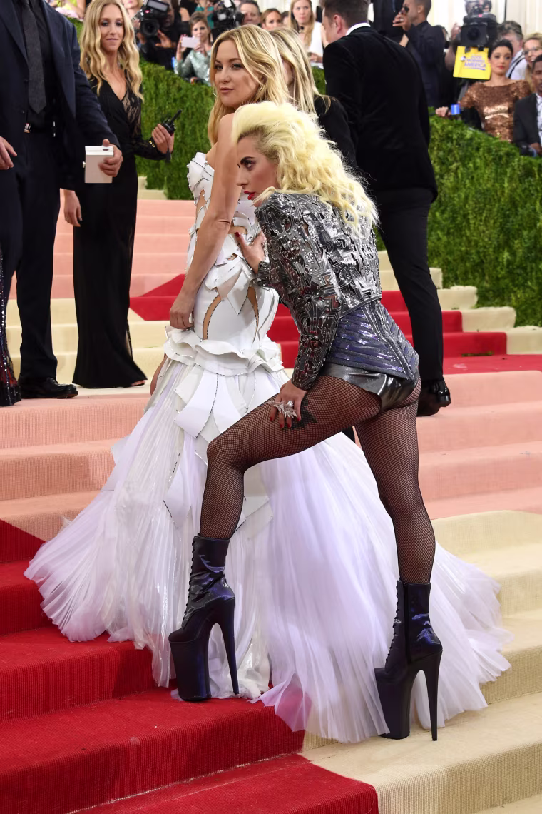 Image: Kate Hudson (L) and Lady Gaga dazzle as they pose