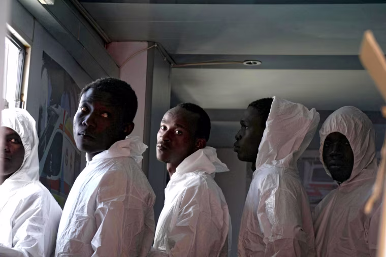 Image: Rescued migrants arrive in Salerno