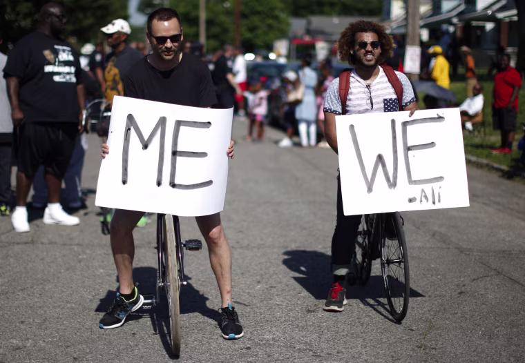 Image: Mourners hold signs during funeral procession for three-time heavyweight boxing champion Muhammad Ali in Louisville