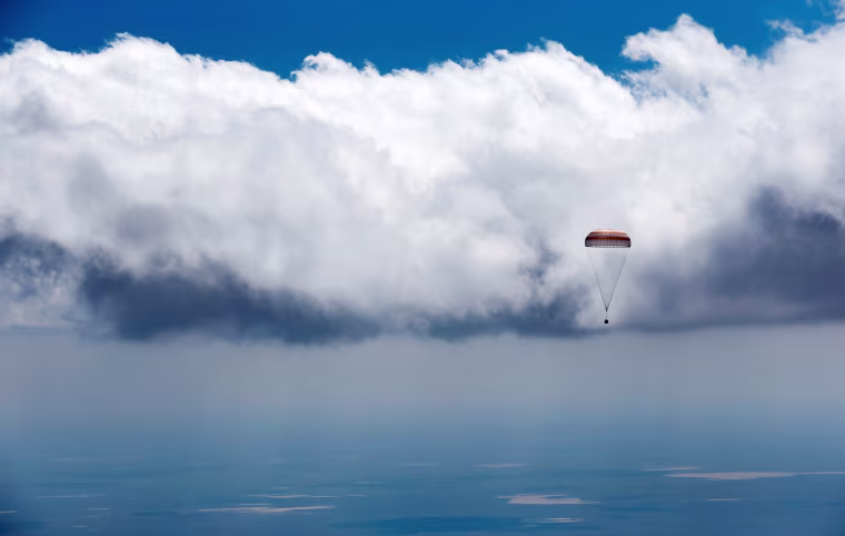 Image: Soyuz TMA-19M spacecraft capsule carrying ISS crew members descends beneath parachute near Dzhezkazgan