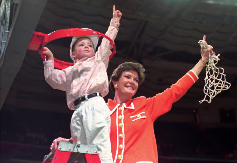 Image: Basketball coach Pat Summitt dead at 64