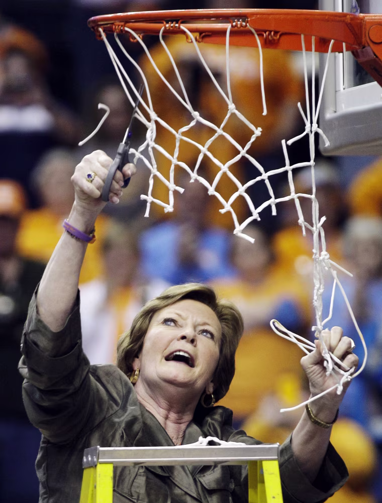 Image: Basketball coach Pat Summitt dead at 64