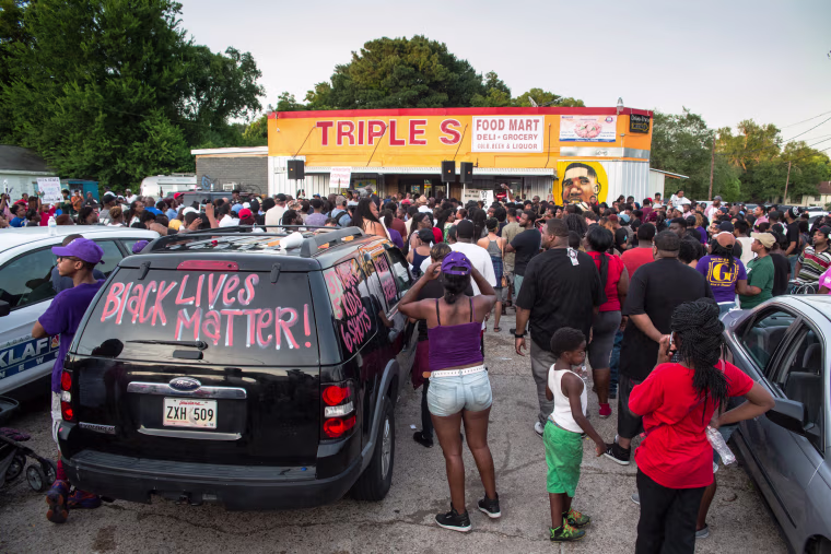 Image: People protest against the police shooting of Alton Sterling