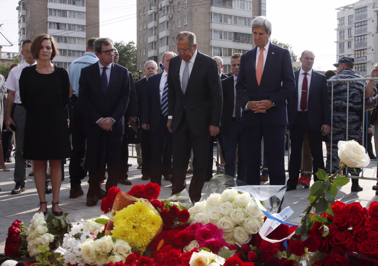 Image: Sergei Lavrov and John Kerry pay tribute to the victims of France terror attack in Moscow