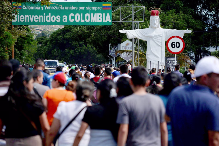 Image: Almost 35 000 Venezuelans crossed to Colombia to buy supplies