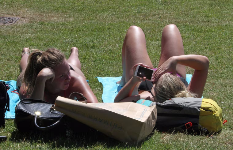 Image: Women sunbathe in Hyde Park
