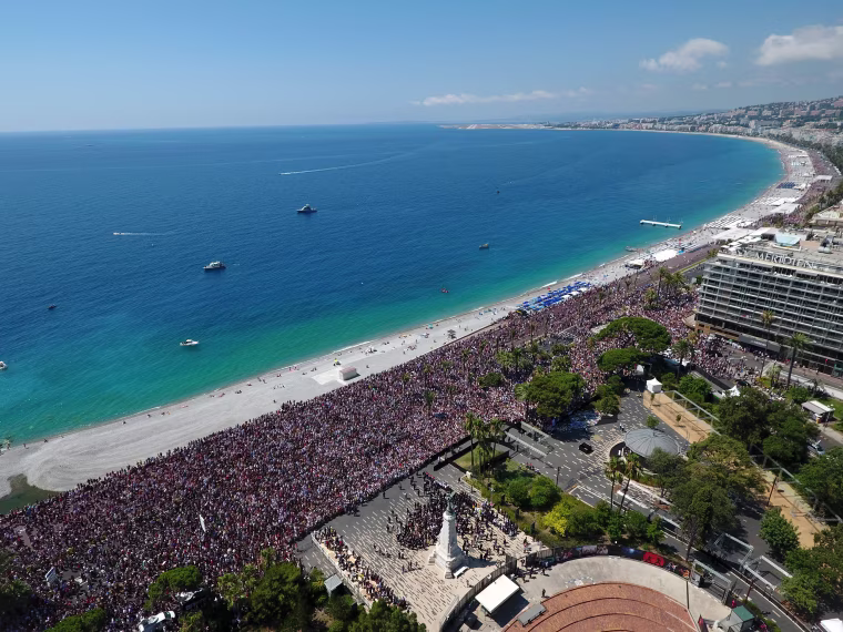 Image: Minute of silence the Promenade des Anglais