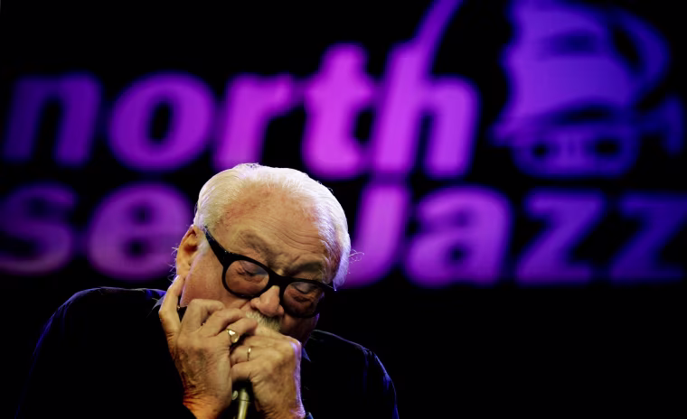 Image: Toots Thielemans in performance in 2005