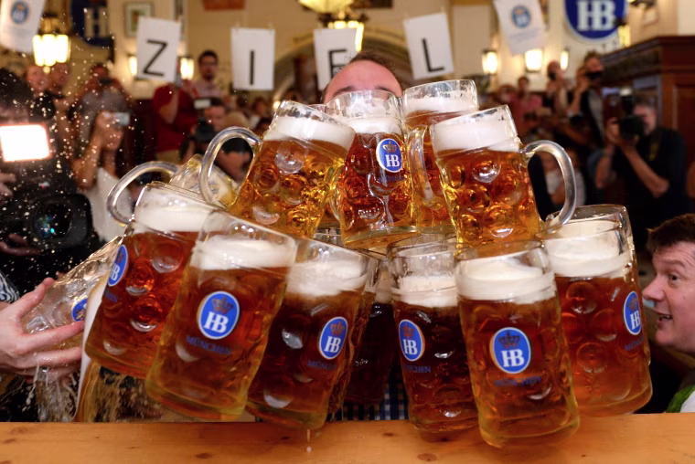 Image: New world record in beer mug lifting