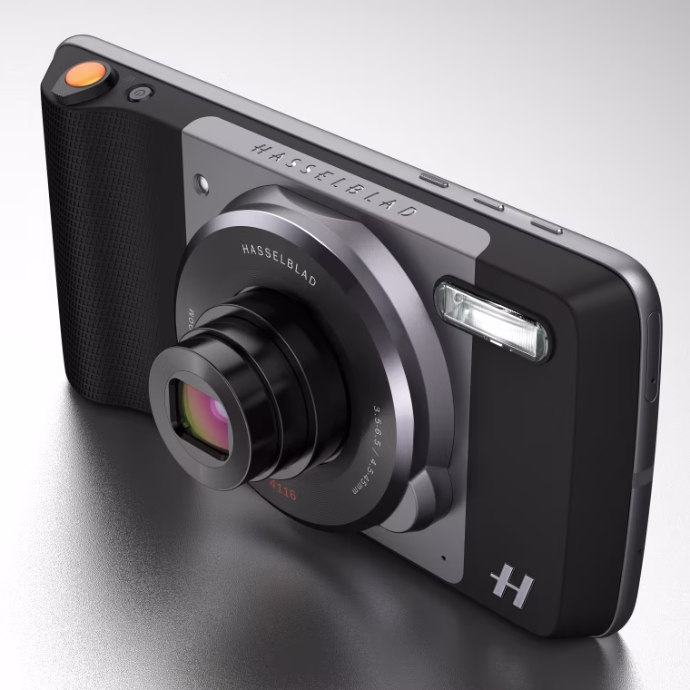 The Hasselblad True Zoom Moto Mod enables a smartphone to zoom in close enough to get a crisp image.
