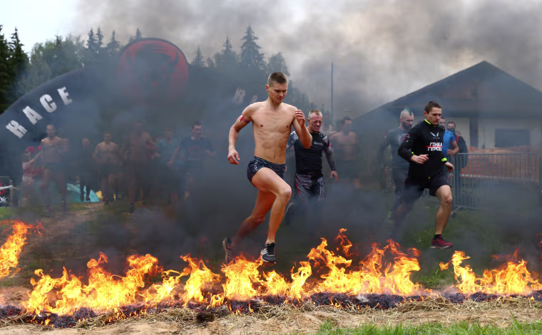 Image: Participants take part in an extreme run \"Bison race\" near the town of Logoisk