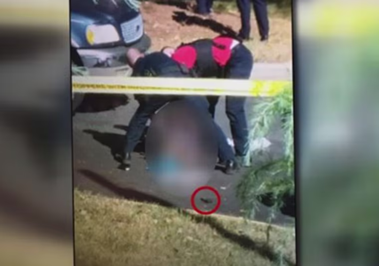 Police sources confirm to WCNC, the NBC Charlotte station, that a witness' photo taken moments after the shooting of Keith Lamont Scott shows a gun at his feet.