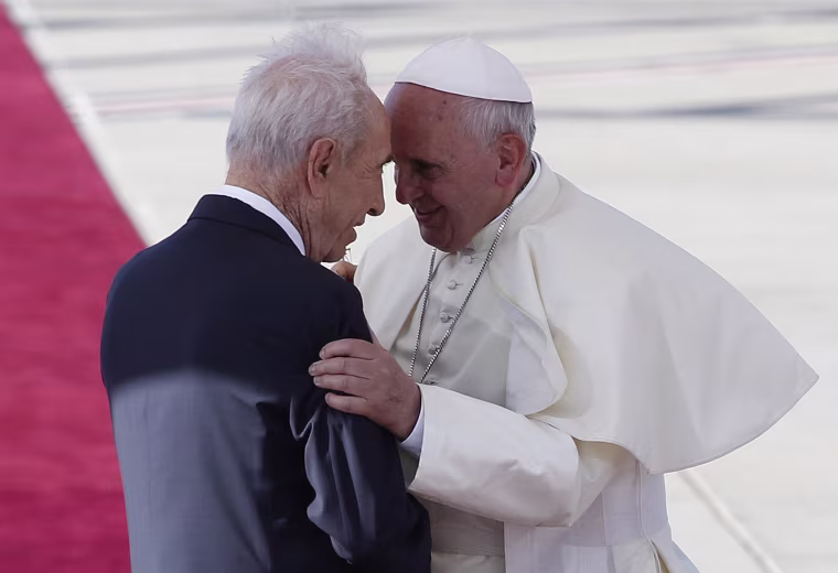 Image: Israel's President Shimon Peres stands with Pope Francis