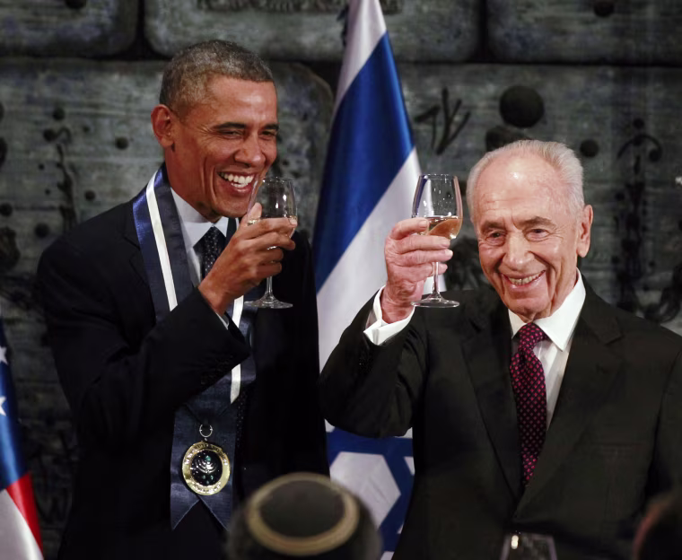 Image: U.S. President Barack Obama toasts with Israel's President Shimon Peres after Obama was presented with the Presidential Medal of Distinction, Israel's highest civilian honor in Jerusalem