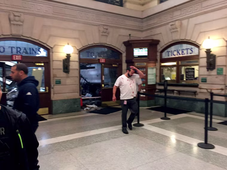 Image: New Jersey Transit train derailed