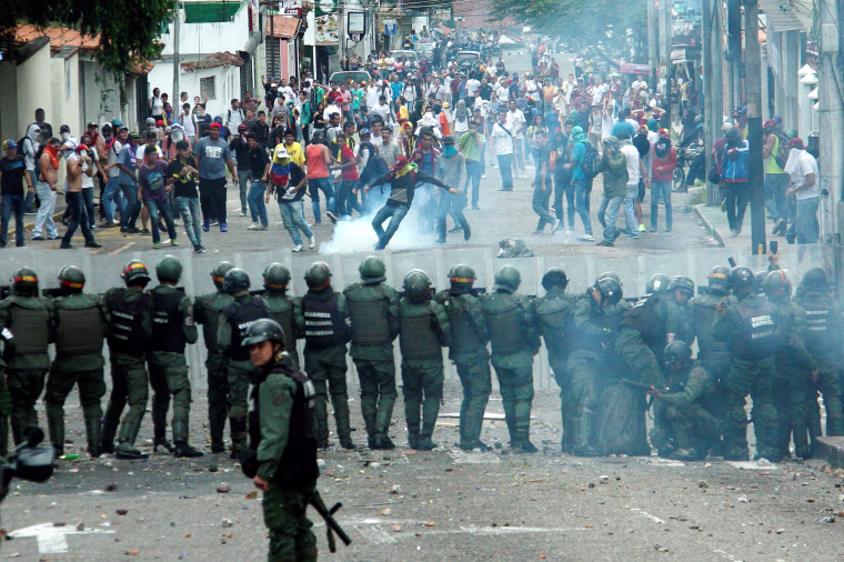 Image: Demonstrators clash with members of Venezuelan National Guard