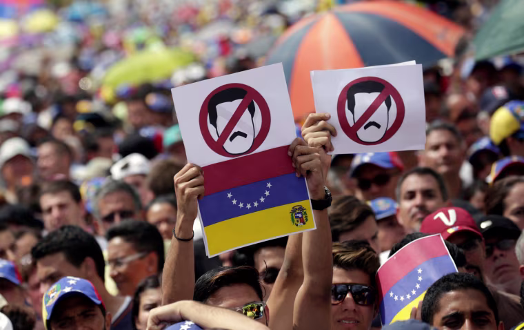 Image: Opposition supporters take part in a rally against Venezuela's President Nicolas Maduro's government in Caracas