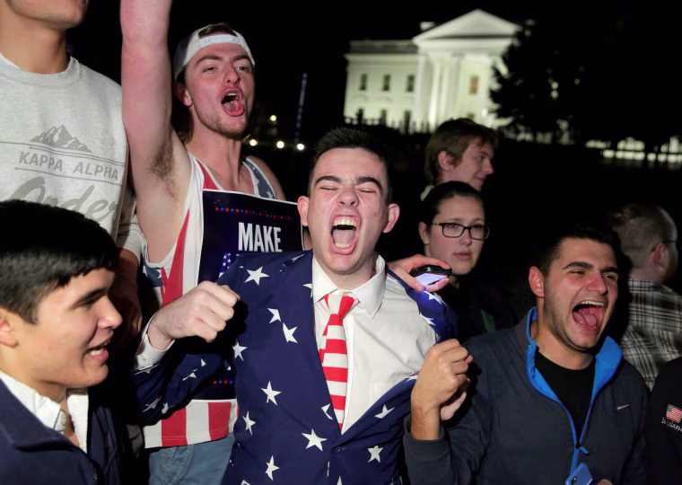 Image: Supporters of Republican presidential nominee Donald Trump rally in front of the White House in Washington