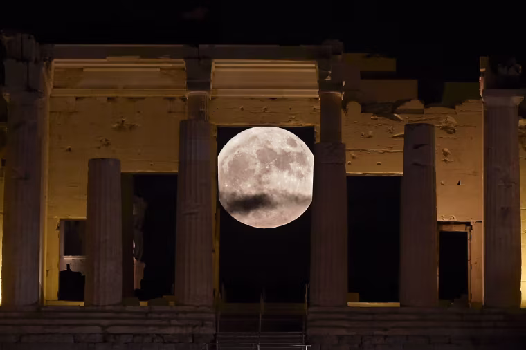 Image: GREECE-SCIENCE-ASTRONOMY-MOON-PHENOMENON