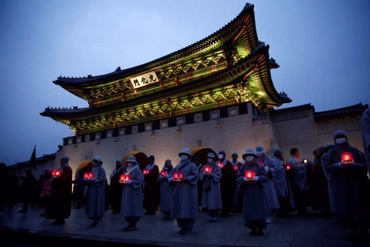 Image: Buddhist monks and nuns hold lanterns at a protest calling for South Korean President Park Geun-hye to step down in Seoul