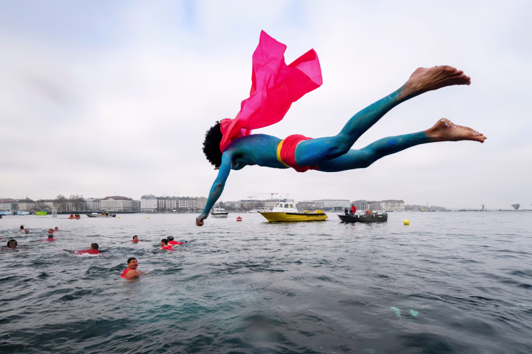 Image: SWITZERLAND-CHRISTMAS-SWIMMING-OFFBEAT
