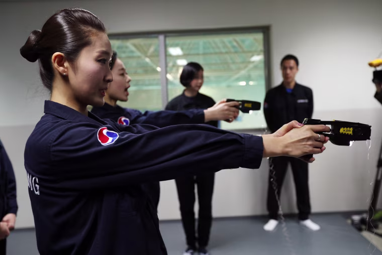 Image: Flight crew allowed to use stun guns