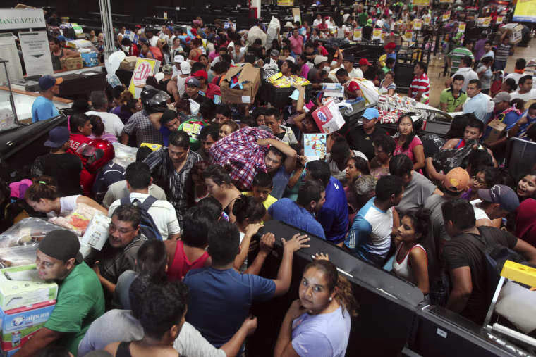 Image: People ransack a store in Veracruz, Mexico