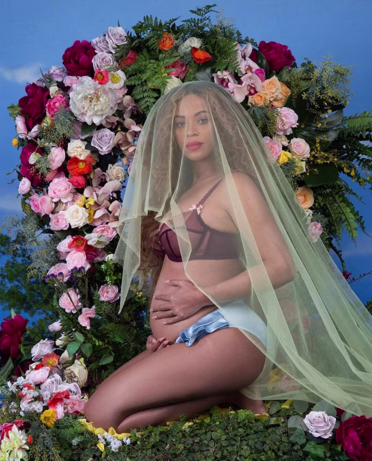 Image: Beyoncé announced that she is pregnant with twins on her Instagram account